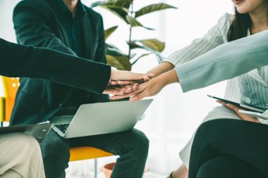 İş adamları proje başarısını ofis işyerinde başarıyla kutladılar