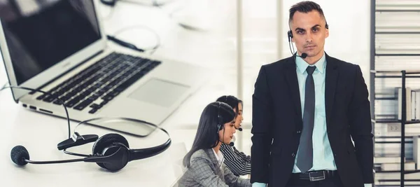 Gente de negocios con auriculares trabajando en la oficina ampliar vista — Foto de Stock