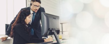 Ofiste çalışan, kulaklık takan iş adamları daha geniş görüşlü.