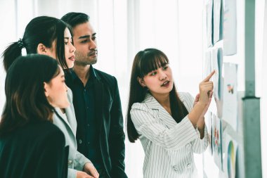 İş adamları daire içinde otururken iş projesini ustaca tartışıyor