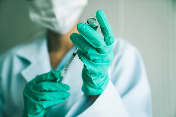 Un médecin compétent prépare le vaccin avec compétence avant l'injection — Photo