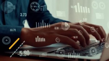 İş adamı iş veri analizini analiz etmek için yetenekli dizüstü bilgisayar kullanır