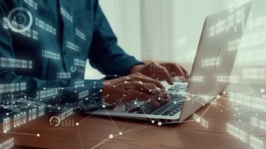 İş adamı iş veri analizini analiz etmek için yetenekli dizüstü bilgisayar kullanır