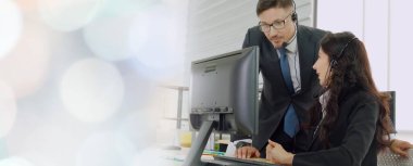 Ofiste çalışan, kulaklık takan iş adamları daha geniş görüşlü.