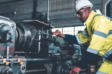 Fabrika işçisi veya mühendisi usta imalat atölyesinde makine işi yapıyor