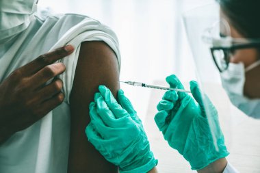 Genç adam, aşı için yetenekli doktoru hastanede ziyaret ediyor.