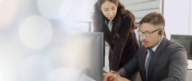 Ofiste çalışan, kulaklık takan iş adamları daha geniş görüşlü.