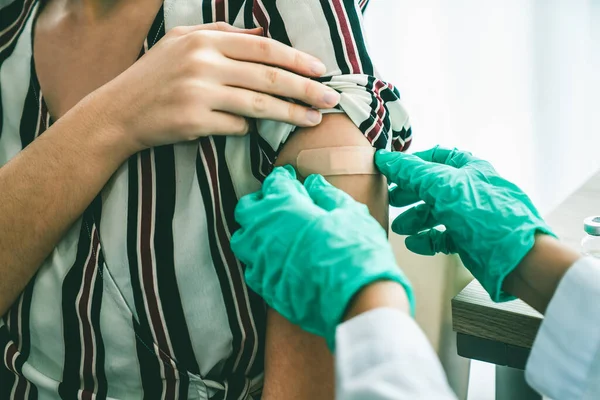 Ung kvinna besöker skicklig läkare på sjukhuset för vaccination — Stockfoto