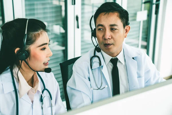 Équipe de médecins portant un casque parlant activement lors d'un appel vidéo à la clinique de l'hôpital — Photo