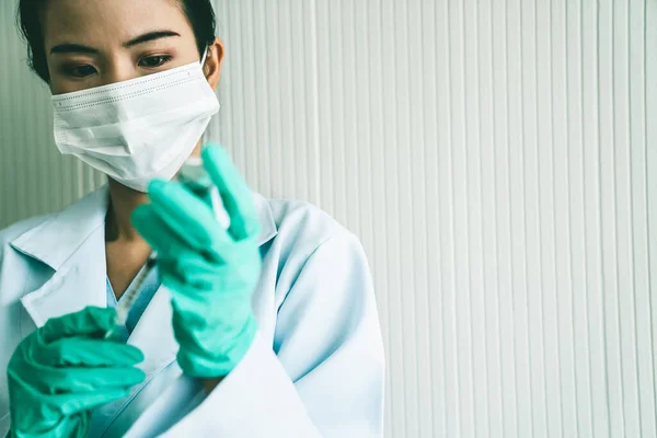 Skillful doctor prepare vaccine proficiently before injection — Stock Photo, Image