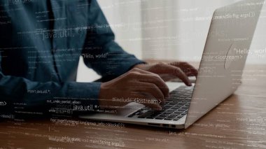 Bilgisayar programcısı programlama kodu geliştirmek için yetenekli dizüstü bilgisayar kullanır