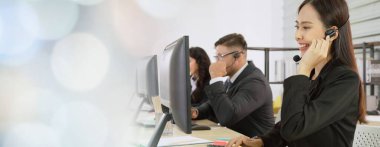 Ofiste çalışan, kulaklık takan iş adamları daha geniş görüşlü.