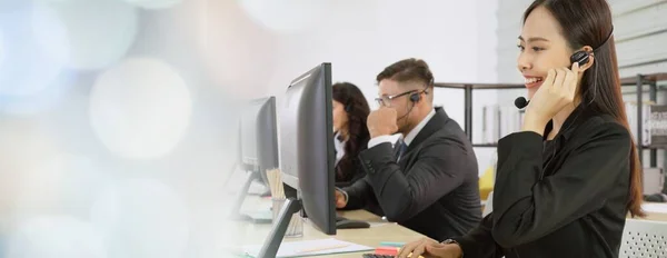 Gente de negocios con auriculares trabajando en la oficina ampliar vista —  Fotos de Stock