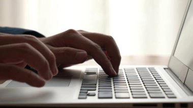 İşadamı ofis masasındaki bilgisayarda çalışıyor. Yakın çekim.