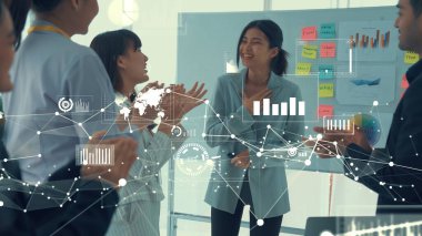 Şirket personeli toplantısındaki iş adamları imrendirici grafikle