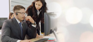 Ofiste çalışan, kulaklık takan iş adamları daha geniş görüşlü.