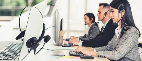 Gente de negocios con auriculares trabajando en la oficina ampliar vista —  Fotos de Stock