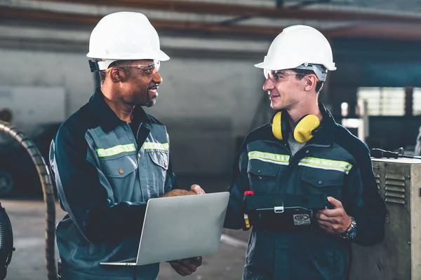 Dos trabajadores de la fábrica que utilizan equipos de máquinas expertos en un taller — Foto de Stock