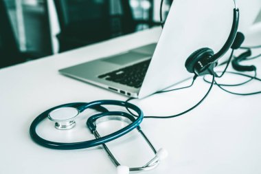 Klinikteki kulaklık ve doktor ekipmanları hasta için aktif destek için hazır.