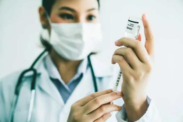 Un medico esperto prepara il vaccino con competenza prima dell'iniezione — Foto Stock