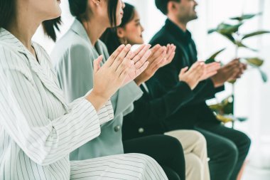 İş kadını, iş projesinde yeterlilikle yer alırsa ekipten kutlamalar aldı