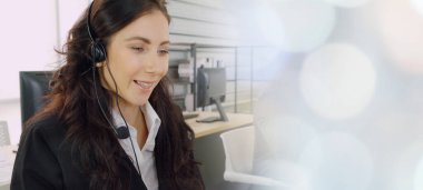 Ofiste çalışan, kulaklık takan iş adamları daha geniş görüşlü.