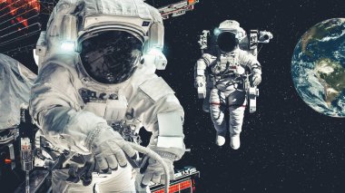 Astronot uzay yürüyüşü yaparken uzay uçuşları görevinde çalışıyor.