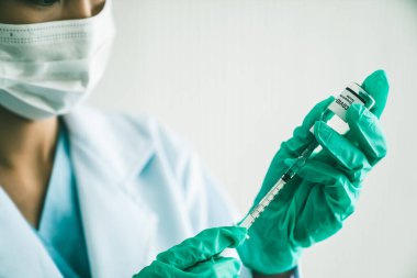 Yetenekli doktor aşıyı enjeksiyondan önce yeterince hazırlayın.