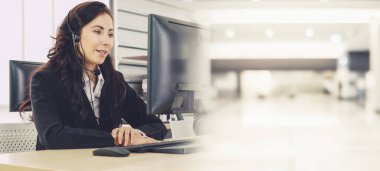 Ofiste çalışan, kulaklık takan iş adamları daha geniş görüşlü.