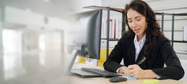 Ofiste çalışan, kulaklık takan iş adamları daha geniş görüşlü.