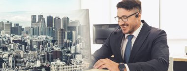 Ofiste çalışan, kulaklık takan iş adamları daha geniş görüşlü.