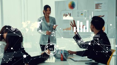 Şirket personeli toplantısındaki iş adamları imrendirici grafikle