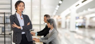 Ofiste çalışan, kulaklık takan iş adamları daha geniş görüşlü.