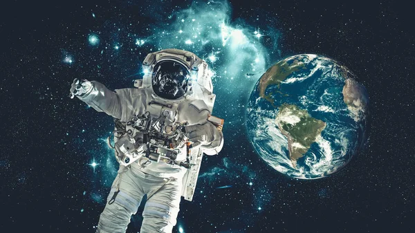 우주 비행사는 우주 비행 임무를 수행하는 동안 우주 유영을 한다 — 스톡 사진