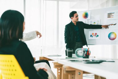 İş adamları daire içinde otururken iş projesini ustaca tartışıyor