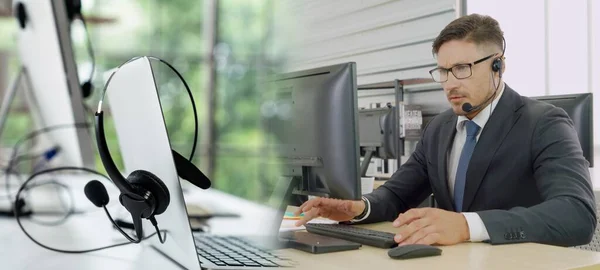 Affärsmän som bär headset och arbetar på kontoret breddar vyn — Stockfoto