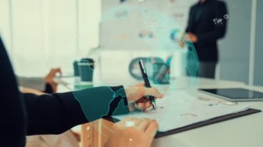 Şirket personeli toplantısındaki iş adamları imrendirici grafikle