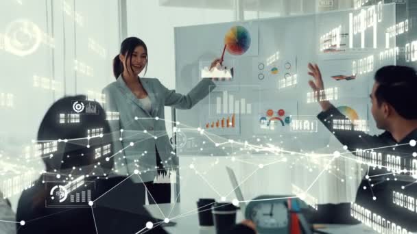 Pebisnis dalam rapat staf perusahaan dengan grafis sementara — Stok Video