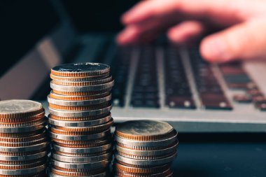 Altın para yığını Hazine mevduat banka hesabında tasarruf para yığını