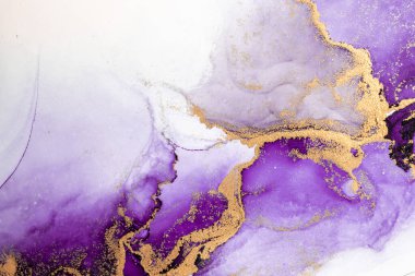 Kağıt üzerinde mermer sıvı mürekkep resminin mor altın soyut arkaplanı .