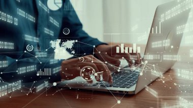 İşadamı iş veri analizini analiz etmek için yetenekli dizüstü bilgisayar kullanıyor