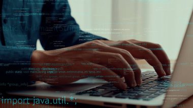 Bilgisayar programcısı programlama kodu geliştirmek için yetenekli dizüstü bilgisayar kullanır