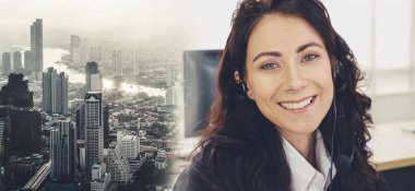 Ofiste çalışan, kulaklık takan iş adamları daha geniş görüşlü.
