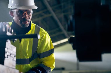 Fabrika işçisi veya mühendisi usta imalat atölyesinde makine işi yapıyor