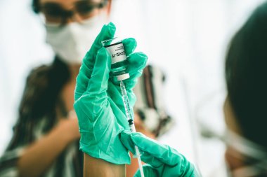 Genç bayan, aşı için yetenekli doktoru hastanede ziyaret ediyor.