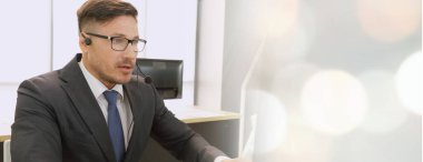 Ofiste çalışan, kulaklık takan iş adamları daha geniş görüşlü.