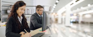 Ofiste çalışan, kulaklık takan iş adamları daha geniş görüşlü.