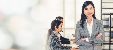 Ofiste çalışan, kulaklık takan iş adamları daha geniş görüşlü.