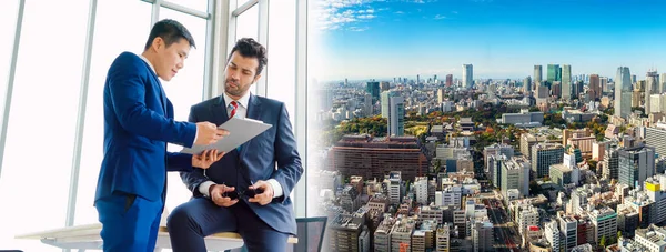 Twee zakenmensen praten over projectstrategie op kantoor in breder perspectief — Stockfoto
