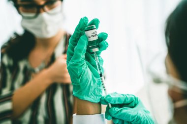 Genç bayan, aşı için yetenekli doktoru hastanede ziyaret ediyor.